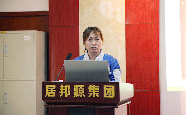 人資部部長雷廣妮對(duì)公司積分制工作匯報(bào)。