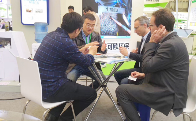 豐源機械潘榮?？偨浝?、銷售經理正在為客戶講解各行各業(yè)對羅茨鼓風機的肯定以及未來羅茨鼓風機行業(yè)的美好發(fā)展遠景。