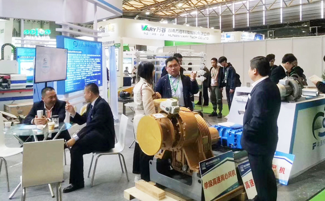 豐源機械潘榮?？偨浝怼N售經理正在為客戶講解各行各業(yè)對羅茨鼓風機的肯定以及未來羅茨鼓風機行業(yè)的美好發(fā)展遠景。