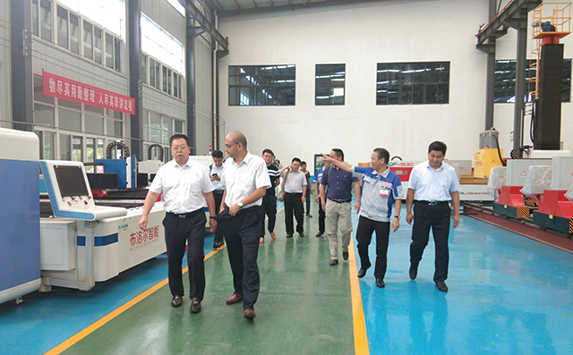 集團(tuán)董事長景奉國的引領(lǐng)下大家對公司進(jìn)行了參觀