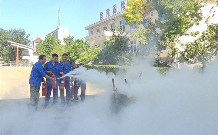 以“一提、二拔、三握、四壓”的基本步驟演示使用流程，并由演練人員進(jìn)行了操作實(shí)踐。