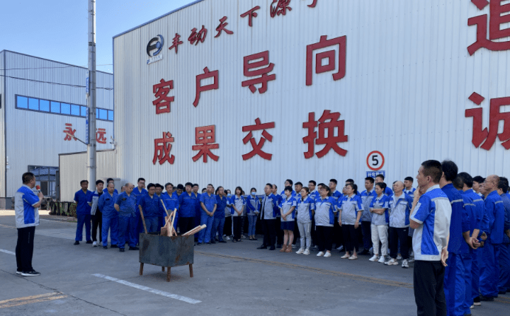 6月30日上午，章丘豐源機械有限公司組織開展了一次全面的衛(wèi)生大掃除綠化活動。