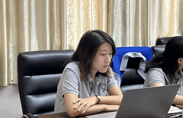 風(fēng)雨同舟2023年已經(jīng)走過(guò)了春夏，回望過(guò)去我們?cè)诖煺壑胁粩喑砷L(zhǎng)，在磨練中不斷進(jìn)步。國(guó)慶的假期仿佛還未走完，多數(shù)人還沉浸在休閑的時(shí)光，豐源已經(jīng)開(kāi)始了新的征程。2023年10月6日，章丘豐源機(jī)械組織優(yōu)秀業(yè)務(wù)代表開(kāi)展十一銷(xiāo)售座談會(huì)。本次會(huì)議與以往不同，更多的是分享，是學(xué)習(xí)。 會(huì)議紀(jì)律宣導(dǎo)完畢之后，由營(yíng)銷(xiāo)部長(zhǎng)盧玉麗做豐源營(yíng)銷(xiāo)部報(bào)告，對(duì)2023年前三季度的銷(xiāo)售狀況進(jìn)行總結(jié)分析。 作為豐源銷(xiāo)售員，我們的與眾不同之處除擁有專(zhuān)業(yè)的業(yè)務(wù)技能外，還需德才兼?zhèn)洹ＸS源優(yōu)秀業(yè)務(wù)代表與大家分享了自己1-9月份的業(yè)務(wù)開(kāi)發(fā)心得，并對(duì)四季度工作開(kāi)展進(jìn)行規(guī)劃。 大家一起對(duì)行業(yè)案例進(jìn)行分析，討論行業(yè)開(kāi)發(fā)的策略，旨在深入了解客戶需求后，給不同行業(yè)客戶提供專(zhuān)業(yè)解決方案，與客戶一起成長(zhǎng)。 孫寧波總經(jīng)理為簽單、回款銷(xiāo)售冠軍進(jìn)行頒獎(jiǎng) 營(yíng)銷(xiāo)部長(zhǎng)盧玉麗公布10-12月份激勵(lì)政策 孫寧波總經(jīng)理最后講到，活到老學(xué)到老，學(xué)到老干到老。學(xué)習(xí)的時(shí)間總是短暫，但我們不曾缺少機(jī)會(huì)。鼓勵(lì)大家用知識(shí)的力量武裝自己，轉(zhuǎn)變思想觀念，輕裝上陣，努力完成全年公司目標(biāo)。